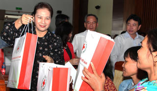 Chủ tịch Quốc hội thăm, tặng quà Tết tại Hậu Giang