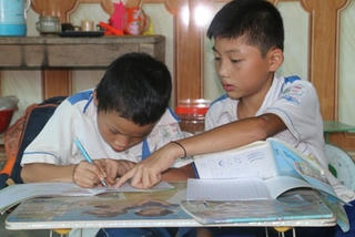 Tình bạn của 2 'anh bạn nhỏ' làm lay động lòng người