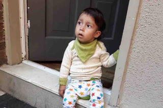 Mắc bệnh lạ, cậu bé chỉ ăn… đào để sống