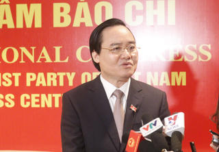 Còn 'lừng khừng' thì luôn luôn là người đi sau