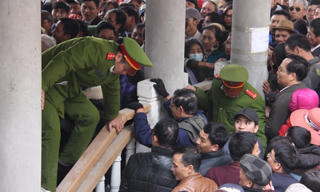 Khai hội chùa Ngọa Vân: Tắc nghẽn nhiều giờ