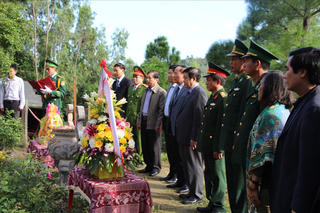 Dâng hương, viếng mộ Đại tướng Võ Nguyên Giáp