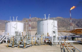 Ấn Độ ngừng mua dầu thô của Iran từ tháng 11 tới