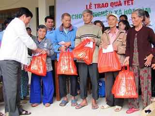 Mặt trận tỉnh Bình Định chăm lo Tết cho người nghèo