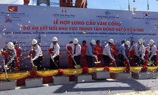Hợp long cầu Vàm Cống