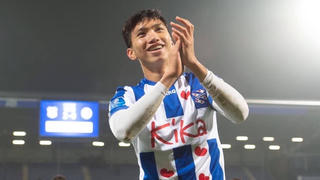 Sân bãi khiến 'siêu nhân' Văn Hậu cũng dính đòn