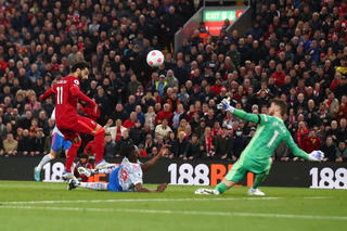 Đè bẹp MU, Liverpool vươn lên đứng đầu Premier League
