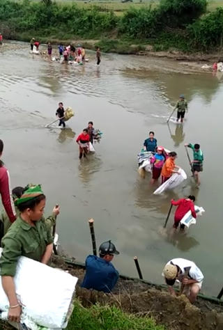 Nhà trường huy động phụ huynh ‘cứu’ trường học