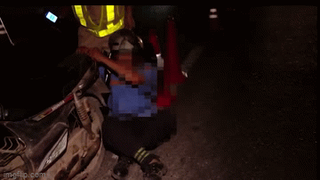 Lái xe say xỉn, nằm giữa đường 'ăn vạ' CSGT 