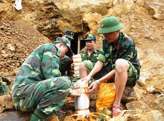Quảng Ngãi: Đánh sập 36 hầm khái thác vàng trái phép