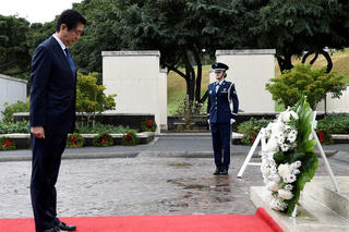 Thủ tướng Nhật đưa ra thông điệp hòa giải trong chuyến thăm Trân Châu Cảng