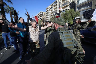 Chặn được 71 trên 103 quả tên lửa, binh sĩ và người dân Syria ra đường ăn mừng