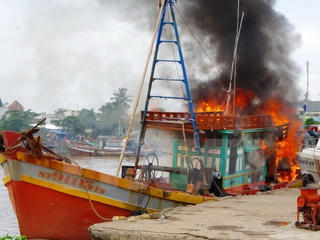 Sóc Trăng: Tàu cá cháy dữ dội