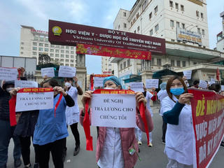 Nước mắt 'blouse trắng'