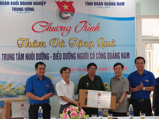 Thắp nến tri ân các anh hùng liệt sỹ tại Quảng Nam