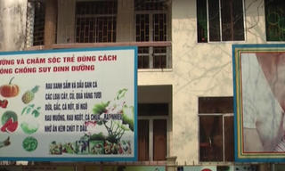 Bé 3 tuổi trèo lên ban công lớp học rơi xuống đất chấn thương sọ não