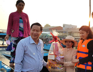 Tặng quà Tết cho thương hồ chợ nổi Cái Răng