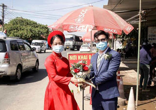 Buồn vui cưới, hỏi thời dịch giã