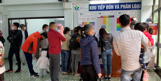 Số lượng trẻ nhập viện tăng đột biến do trời lạnh, ô nhiễm không khí 