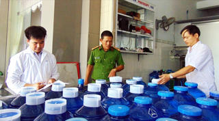 Phát hiện cơ sở xuất nước uống đóng chai không đảm bảo