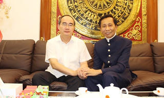 ​Chủ tịch Nguyễn Thiện Nhân thăm Hiệp sĩ Đại Thánh Giá Lê Đức Thịnh