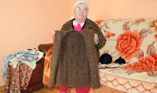 Người phụ nữ may áo khoác từ chính tóc của mình