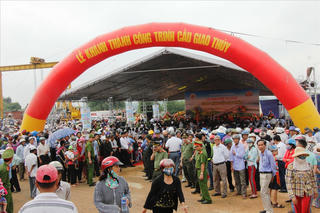 Hàng nghìn người dự lễ khánh thành cầu lớn nhất thượng nguồn sông Thu Bồn