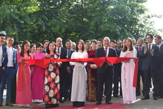Thủ tướng cắt băng khánh thành trụ sở mới của Đại sứ quán Việt Nam tại Hà Lan