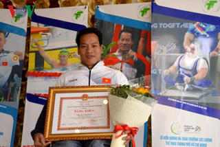 Hoa khôi Taekwondo Châu Tuyết Vân và Lê Văn Công được vinh danh