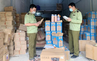 Phát hiện tổng kho nguyên liệu trà sữa ghi tên thương hiệu nổi tiếng, không rõ nguồn gốc