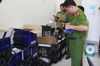 Thanh Hóa: Bắt 228 chai rượu Chivas lậu