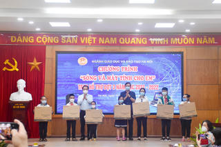 Hà Nội: Thêm 85 học sinh được tặng thiết bị học trực tuyến