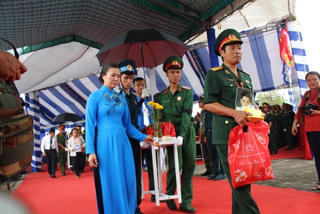 An táng hài cốt các liệt sĩ hy sinh tại sân bay Biên Hòa năm 1968