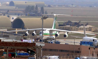 Sân bay Thổ Nhĩ Kỳ trúng rocket