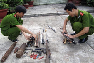 Người dân tự nguyện giao nộp lại các loại vũ khí, vật liệu nổ