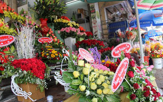 Giới trẻ chuộng mua online, cửa hàng quà tặng Valentine ế ẩm