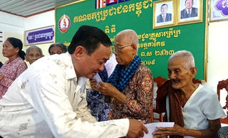 MTTQ tỉnh An Giang thăm tặng quà bà con nghèo tỉnh Takeo, Campuchia