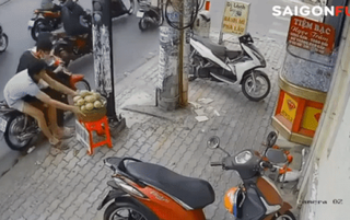 [VIDEO]: Ba thanh niên trộm nguyên rổ xoài của người bán hàng rong