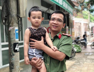 Thượng úy công an lao xuống thác xoáy cứu hai cha con bị nạn