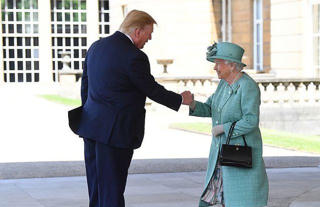 Hành động gây tranh cãi của Tổng thống Trump khi gặp Nữ hoàng Anh
