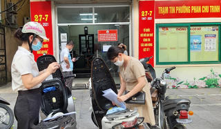 [ẢNH] Người dân xếp hàng tại UBND phường xin xác nhận giấy đi đường