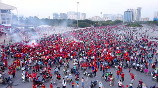 Cổ động viên sớm nhuộm đỏ Mỹ Đình trước trận bán kết AFF Cup 2018