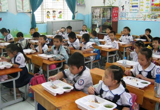 Hà Nội: Tăng cường kiểm tra đột xuất bữa ăn bán trú tại trường