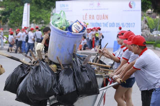 Gần 1.000 học sinh THPT khóa 91-94 Hà Nội chung tay làm đẹp Hồ Tây