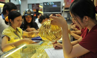 Giá vàng “bốc hơi” 2,3 triệu đồng, có nên tiếp tục “chơi” vàng?