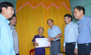 Mặt trận Quảng Bình tặng quà các gia đình chính sách đồng bào tôn giáo