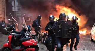 Tổng thống Pháp kêu gọi trật tự sau vụ người biểu tình tấn công cảnh sát