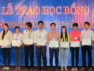 Đà Nẵng: Trao học bổng cho sinh viên ĐH Đà Nẵng và ĐH Tây Nguyên