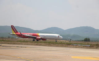 Quảng Ngãi: Công an điều tra vụ chiếu laser vào máy bay khi hạ cánh