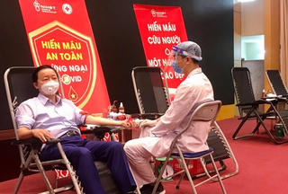Bộ trưởng Trần Hồng Hà và các Thứ trưởng hiến máu giữa mùa dịch Covid-19